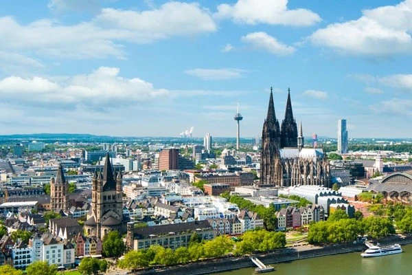 Donna che tiene una bandiera tedesca con il ponte Hohenzollern e la cattedrale di Colonia sullo sfondo.