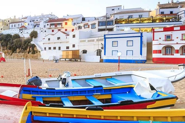 A fényűző Vilamoura Marina Algarve-ban, tele jachtokkal, előkelő éttermekkel és butikokkal körülvéve.