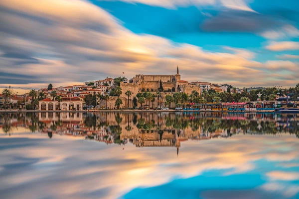 Blick auf den Yachthafen von Cesme vom Schloss Cesme aus. Cesme ist eine Küstenstadt und das Verwaltungszentrum des Landkreises