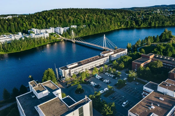Widok z lotu ptaka na Jyväskylä w Finlandii, podkreślający piękne jezioro miasta, nowoczesną architekturę i zieloną okolicę w słoneczny dzień.