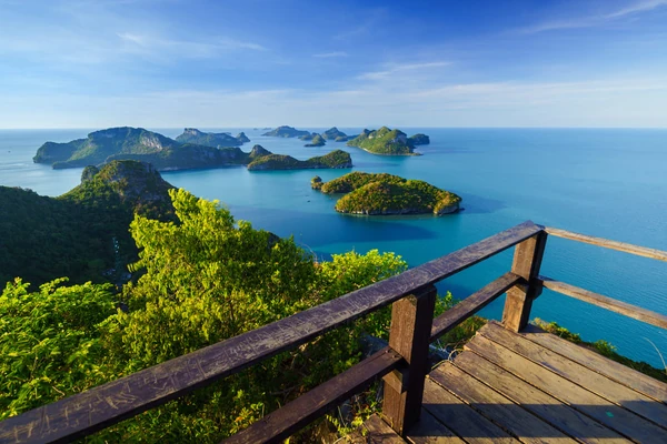Деревянная смотровая площадка на острове Самуи с видом на бирюзовое море и острова