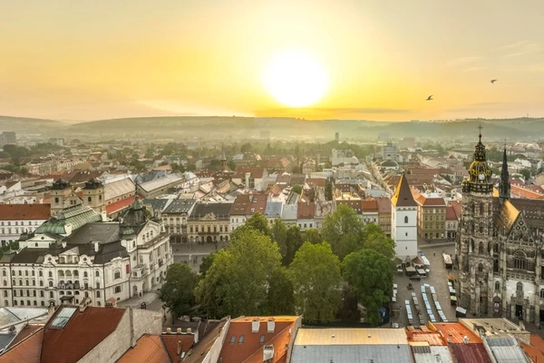 Vue aérienne du coucher de soleil de la skyline de Kosice avec les flèches des églises historiques et les bâtiments aux toits rouges en Slovaquie