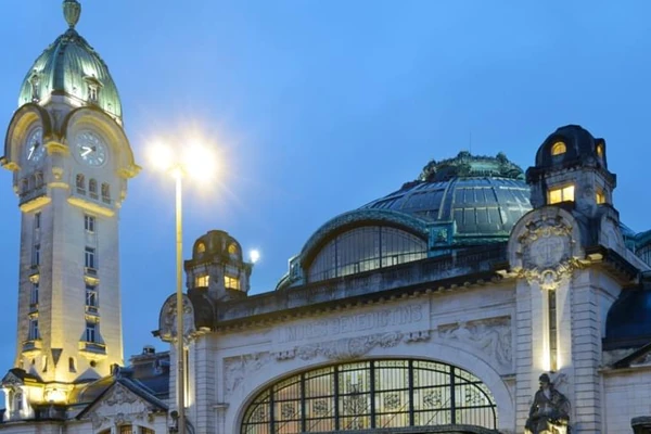 Vista exterior de la estación de tren de Limoges-Bénédictins en Francia