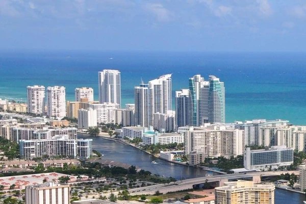 Vue ensoleillée de Miami West Palm Beach avec des gratte-ciel et la mer et le canal Collins