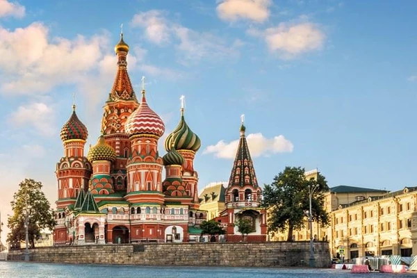Cathédrale Saint-Basile sur la Place Rouge à Moscow, Russie, avec ses dômes en oignon colorés iconiques et son architecture ornée
