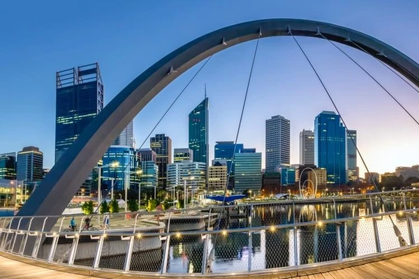 Vista notturna del Narrows Bridge a Perth in Australia