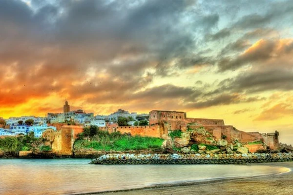 Rabat storica città fortificata sulla costa rocciosa al tramonto