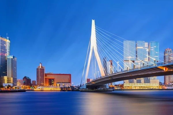 Vista nocturna del puente Erasmusbrug, El cisne, de Ben Van Berkel sobre el Nieuwe Maas en Rotterdam.
