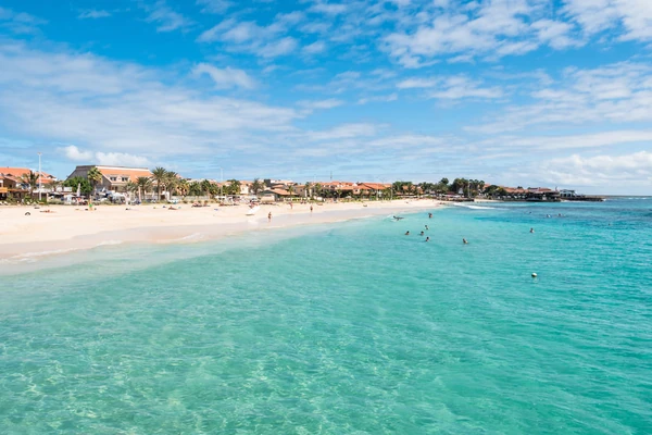 Spiaggia dell'isola di Sal con acqua turchese ed edifici resort
