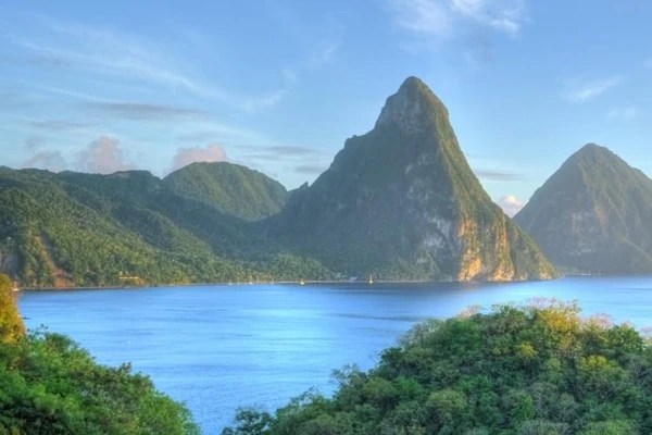 Les pitons faisant face à la mer turquoise des Caraïbes sur l'île de Sainte-Lucie.