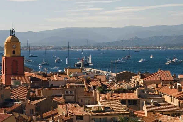Vista de los tejados de tejas rojas y el Clocher de Saint Tropez y los yates en el mar Mediterráneo