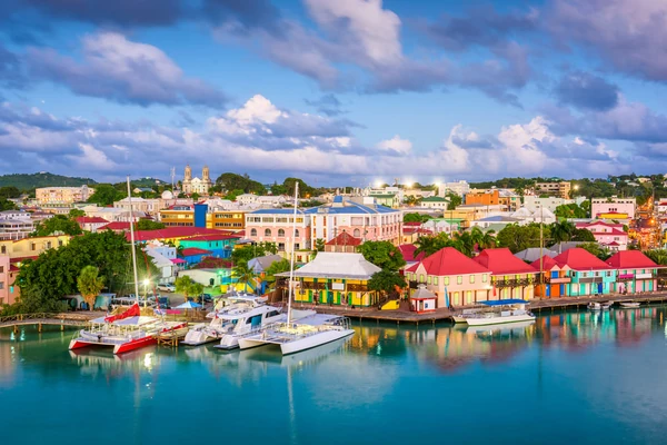 Paysage urbain coloré du front de mer de Nassau, Bahamas avec des bâtiments vibrants, des bateaux et des eaux turquoise sous un ciel bleu