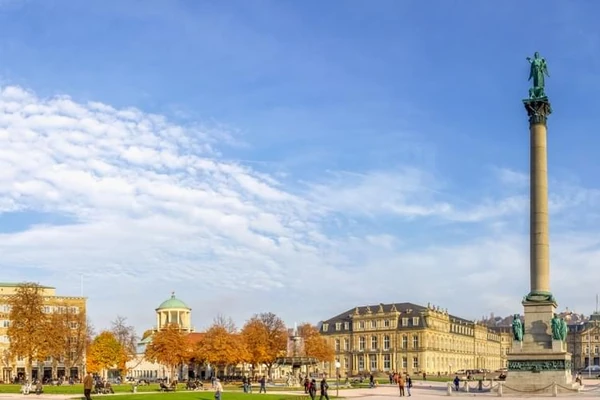 Schlossplatz de Stuttgart, con el Neues Schloss al fondo en un día soleado