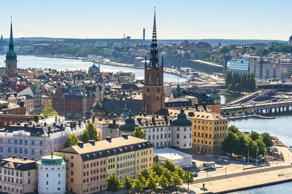 Stockholm színes városképe, kilátással a vízzel körülvett Gamla Stanra (Óváros).