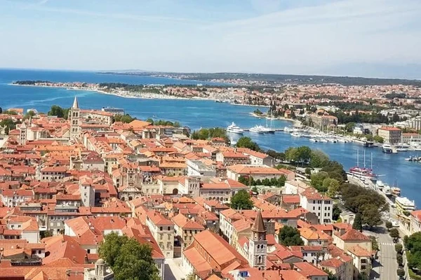 A horvátországi Zadarban kikötött luxusjacht, amely tükrözi a nyugodt vizet és a tengeri varázst, tökéletes kiegészítője egy magánrepülési utazásnak.