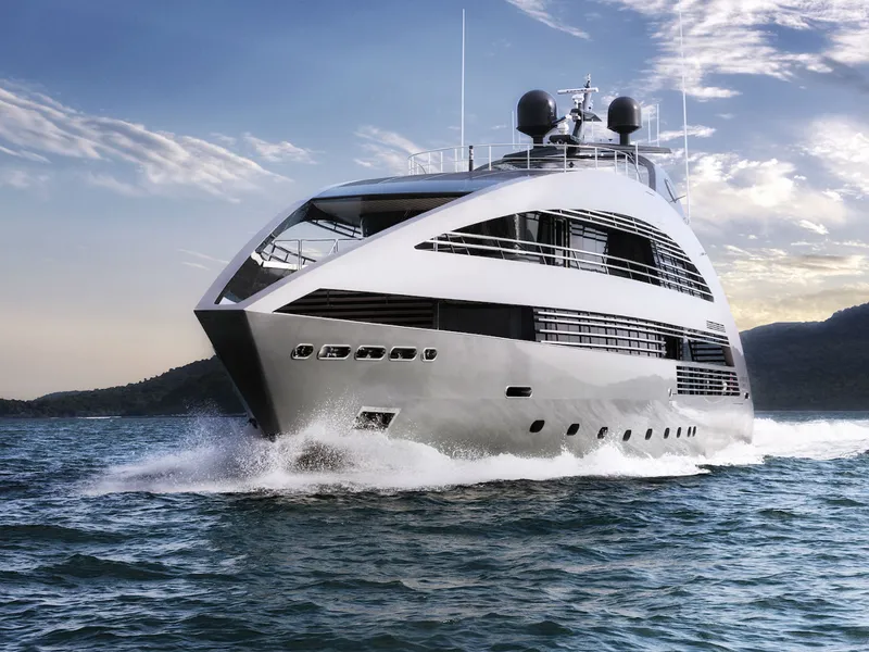 El Ocean Emerald de 41 metros, diseñado por Norman Foster, ofrece espacio para un coche y tiene su base en Tailandia para chárter.