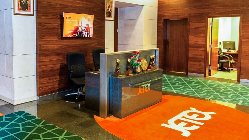 Jetex Muscat FBO-Lounge am Muscat International Airport, eleganter Empfangsbereich für Privatjet-Passagiere.