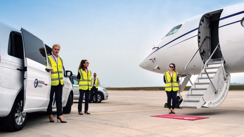 L'équipe d'assistance au sol d'Universal Aviation accueille un jet privé à son arrivée à l'aéroport de Paros.