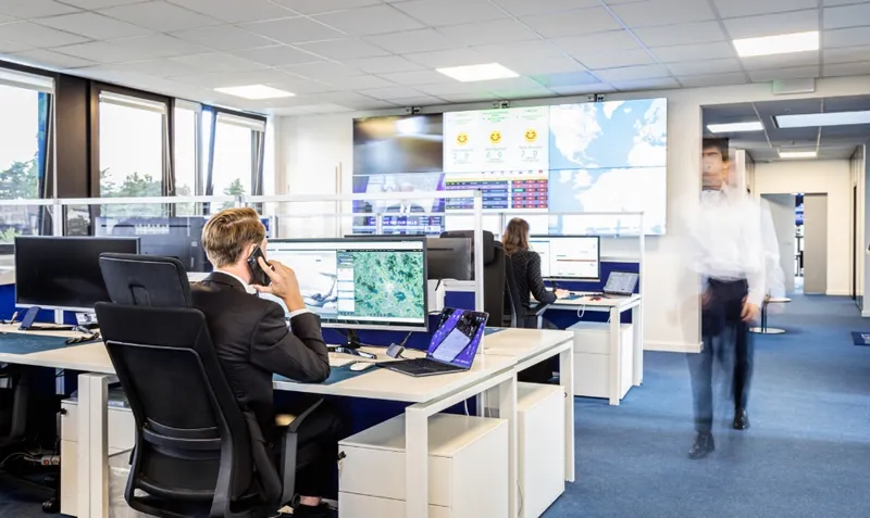 Employés de LunaJets travaillant dans un bureau open space