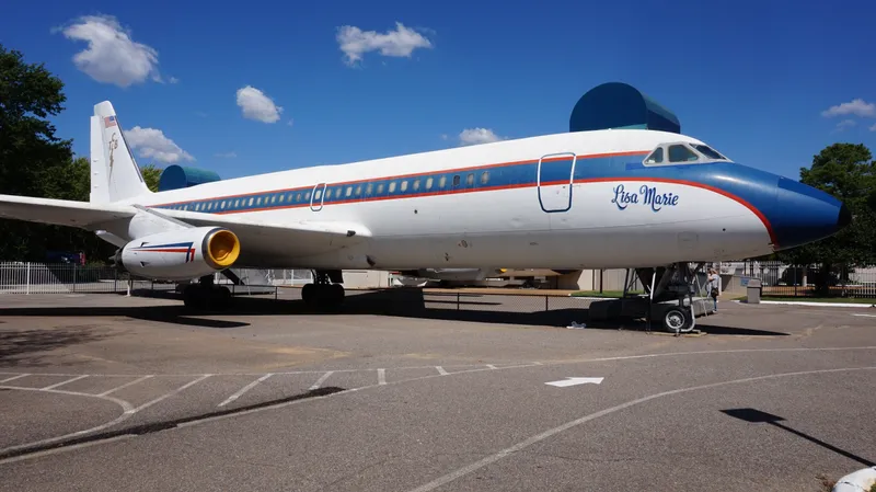 Photo du Lisa Marie, le jet privé d'Elvis Presley, symbole de l'âge d'or des voyages en jet privé des célébrités.