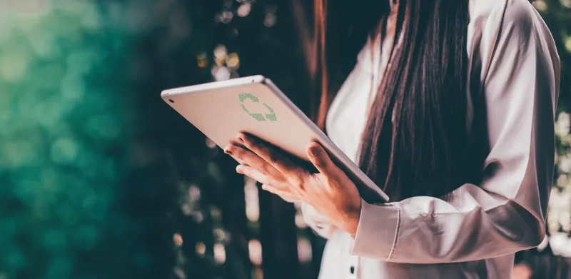 Jeune femme d'affaires analysant des stratégies pour améliorer la durabilité environnementale.