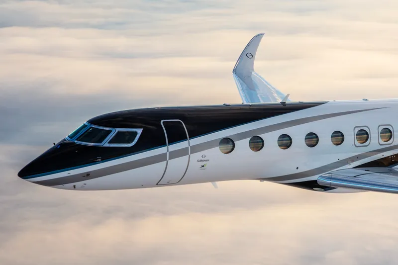 Gulfstream G700 en vol propulsé par du carburant d'aviation durable (SAF), illustrant l'impact transformateur du carburant sur l'aviation privée