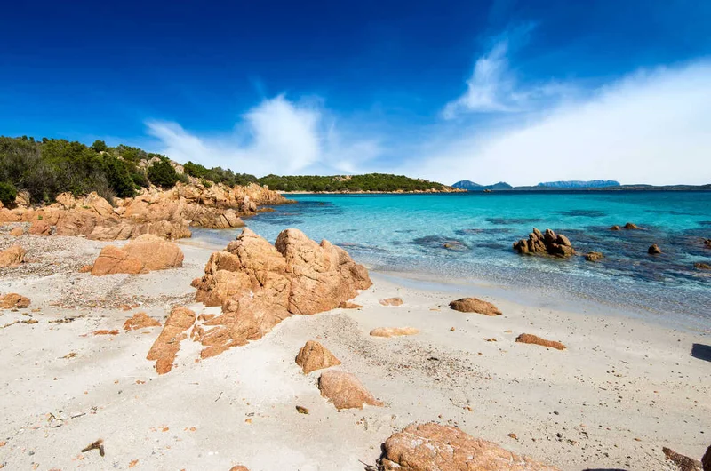 A türkizkék, kristálytiszta tenger Petra Ruja – Costa Smeralda, Olbia-Tempio – Szardínia – Olaszország strandján
