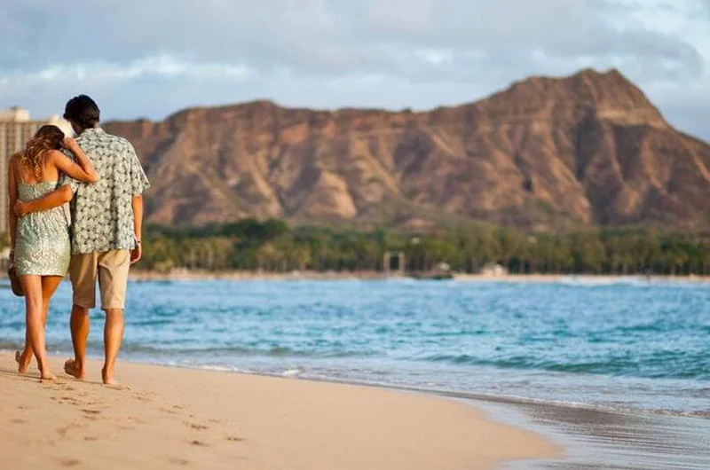 Egy pár sétál a Waikiki Beachen