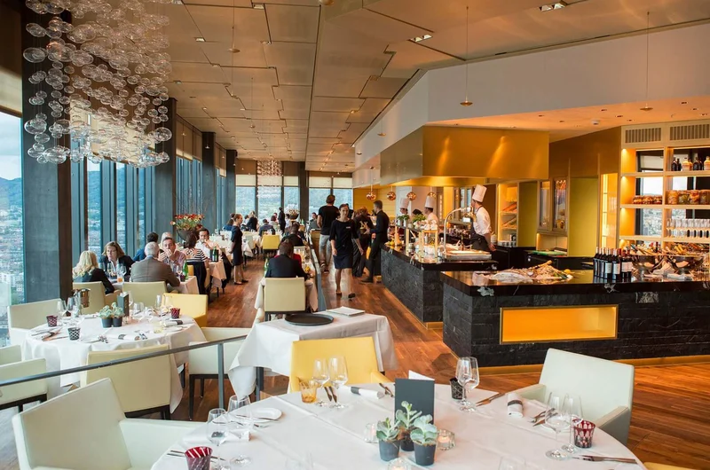 A zürichi Clouds nevű panorámás étterem belső nézete