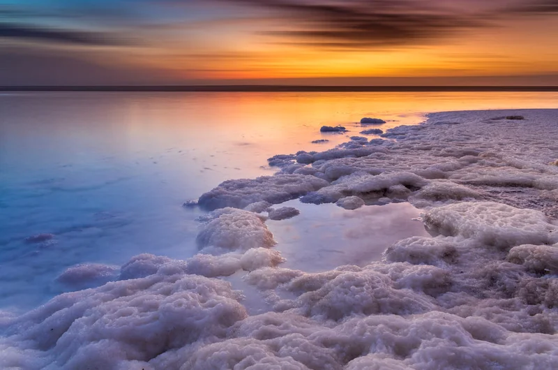 Holt-tenger sóval hajnalban