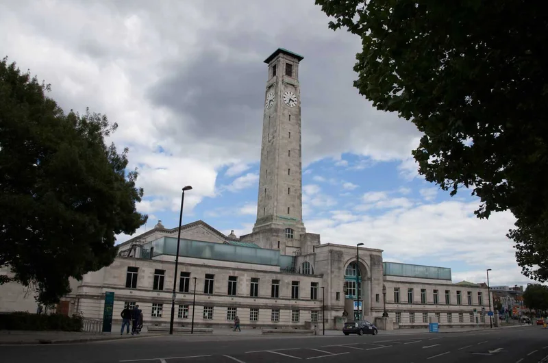 Саутгемптон, Хэмпшир, Великобритания 07 10 2020 Музей SeaCity в Саутгемптонском общественном центре с часовой башней в Хэмпшире в Великобритании