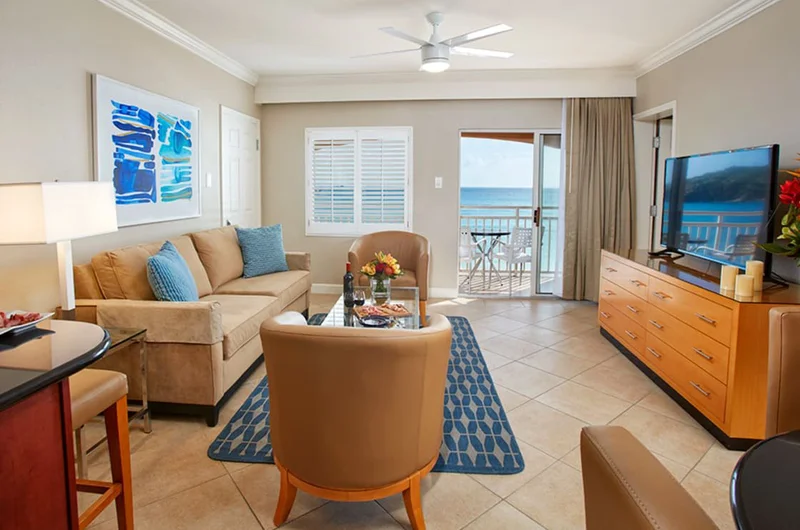 Divi Little Bay Beach Resort lakosztály kanapékkal, terasszal és bútorokkal