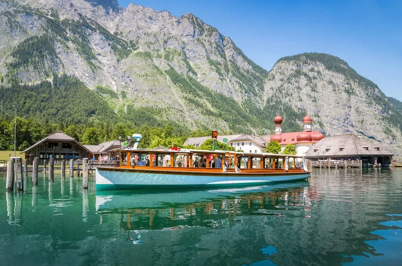 Személyhajó a Koenigssee-n Berchtesgaden közelében, Bajorország, Németország