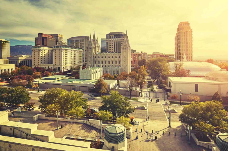 Vintage tónusú naplemente Salt Lake City belvárosa felett, Utah, USA