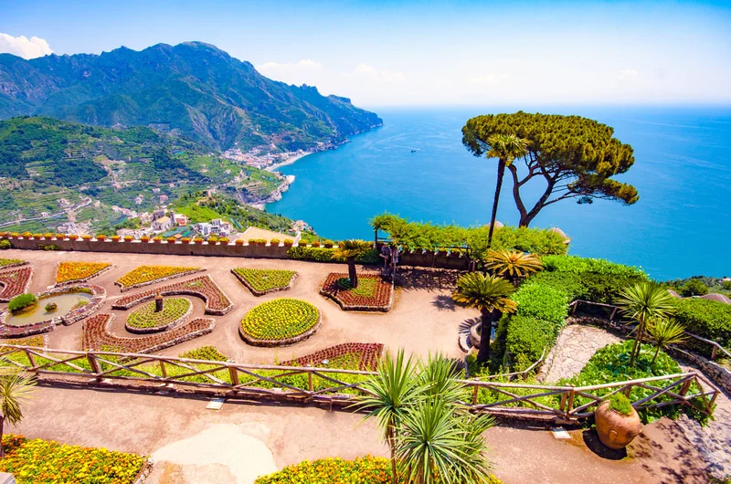 Ravello, Amalfi-part, Sorrento, Olaszország: kilátás a tengerpartra a Villa Rufolo felől