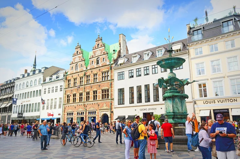 La zona pedonale di Strøget a Copenaghen con attività tra negozi di lusso come Louis Vuitton e Georg Jensen