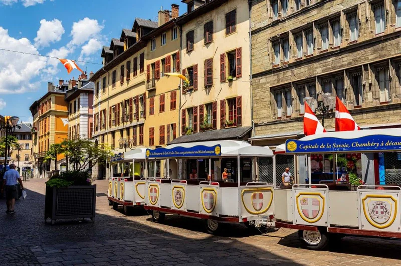 Kilátás a történelmi központon nyáron áthaladó turistavonatra