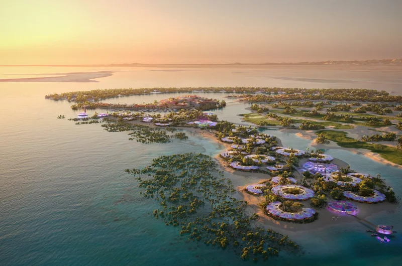 Légi felvétel a Vörös-tengeri Projektről naplementekor, a szigeti üdülőhelyek bemutatása korallzátonyok és mangrovefák között