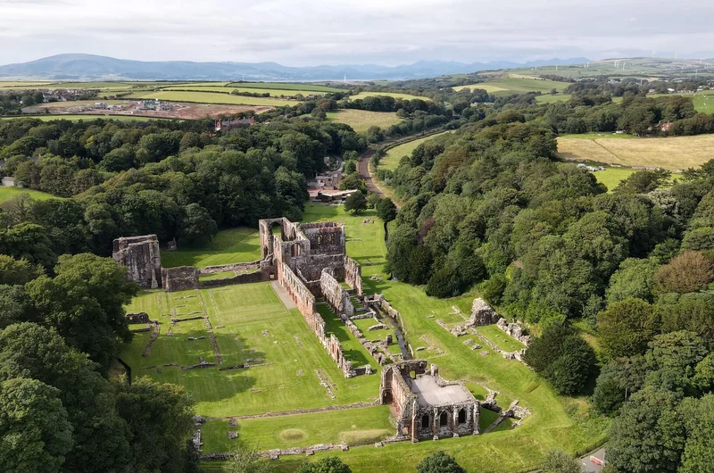Furness-apátság, katolikus apácák építették 1123-ban. 1537-ben feloszlatták, azóta romba dőlt