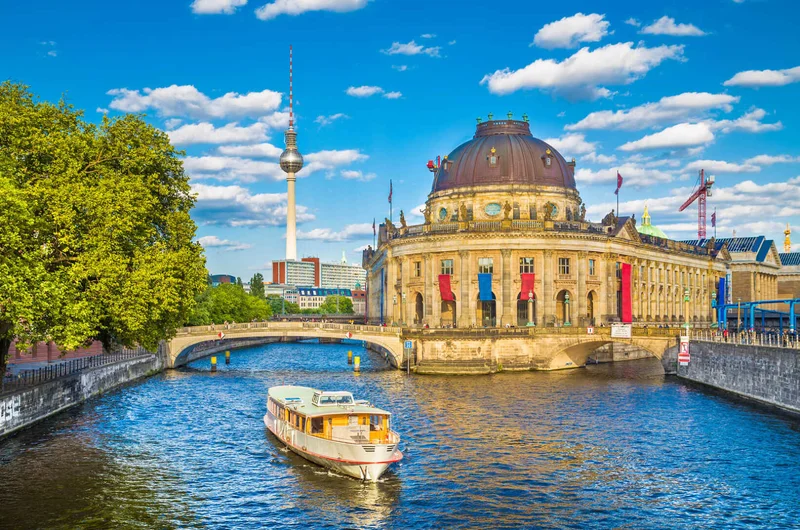Az UNESCO Világörökség részét képező Museumsinsel (Múzeum-sziget) kilátása kirándulóhajóval a Spree folyón, Berlin, Németország