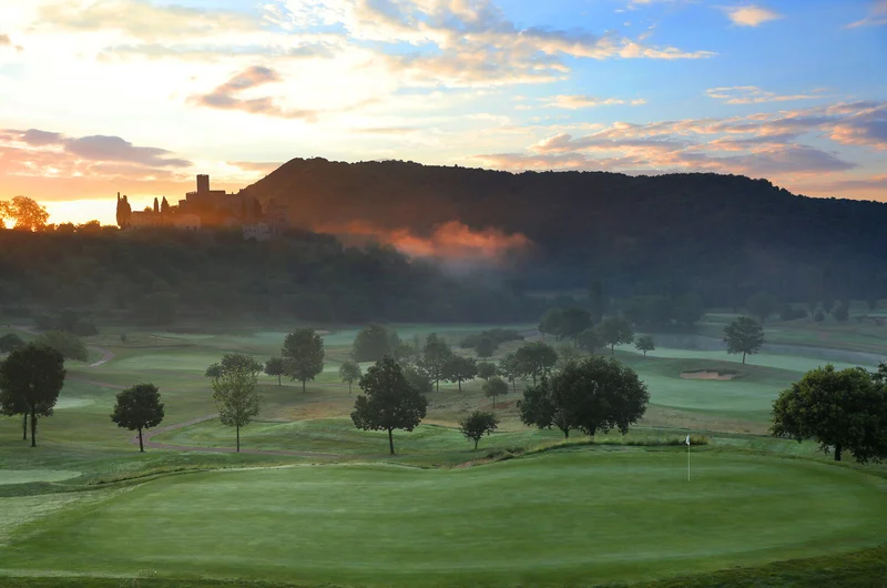 Golfozás Antognolla-ban, kihívásokkal teli játékkal és Umbria látványával