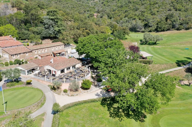 Panorámafelvétel a jól karbantartott Golf de Valcros zöldekről, Hyères közelében, La Londe-les-Maures-ban
