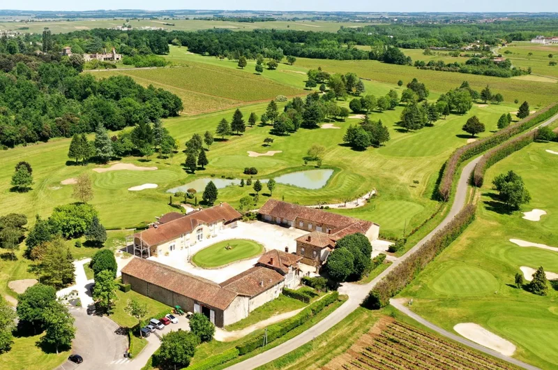 Explore los greens y las vistas a los viñedos de Golf du Cognac. Adecuado para entusiastas del golf que buscan una experiencia refinada