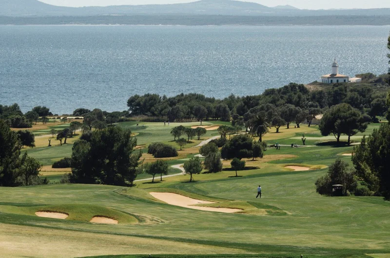 Induljon el a Luštica-öbölben, ahol a kihívásokkal teli zöldek és a tengeri kilátás egy tengerparti golfpályává olvad össze