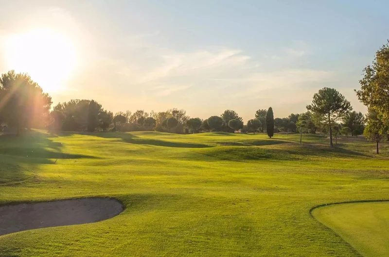 Поиграйте в гольф на поле для гольфа Massane с фервеями и лужайками в ландшафте Монпелье.