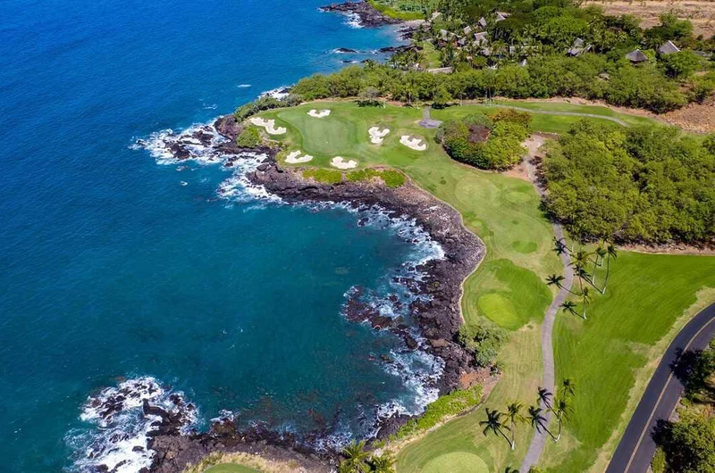 Légi felvétel egy golfpályáról Hawaii-on