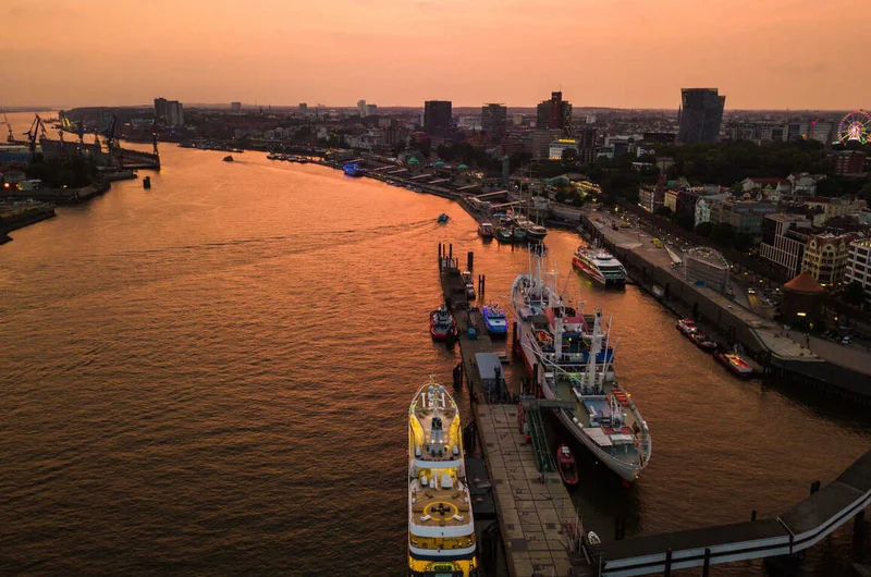 Légi felvétel az Elba folyóról és a hajókról Hamburgban naplementekor. Germánia nyáron