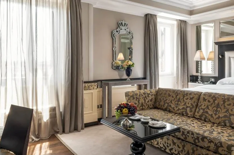 Mellékhelyiség tágassággal és luxussal a Hassler Hotelben