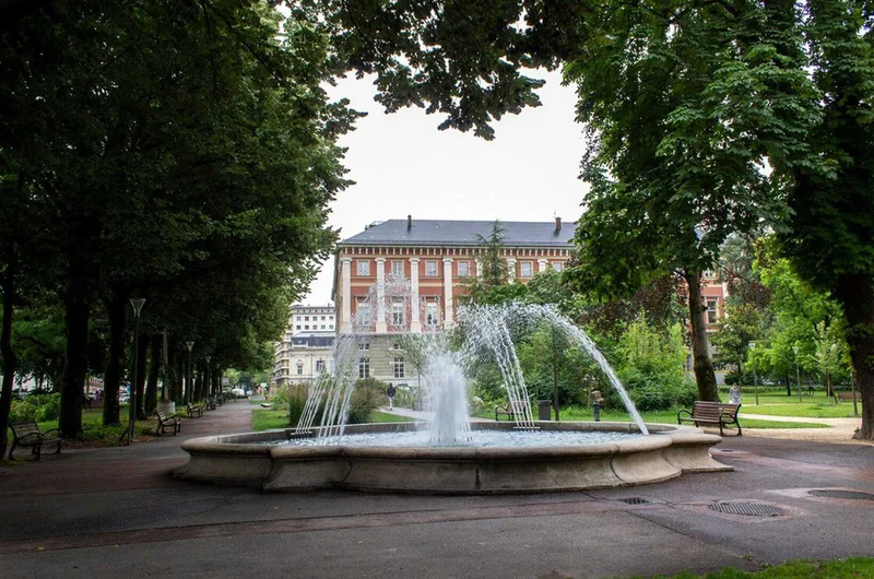 Szökőkút a város zöld nyári parkkertjében, Chambéry, Savoie, Franciaország