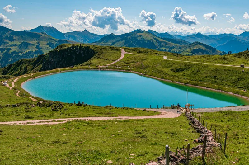 Widok alpejski z odbiciami w jeziorze przy Kitzbüheler Horn, Kitzbühel, Tyrol, Austria